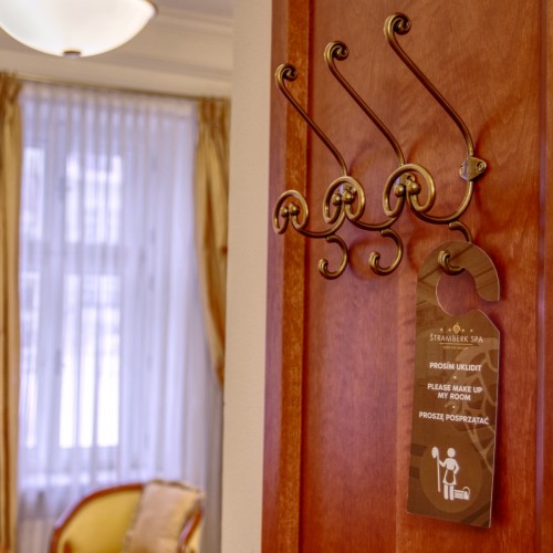 Grafické zpracování originálního designu oboustranných visaček na kliky dveří v hotelu