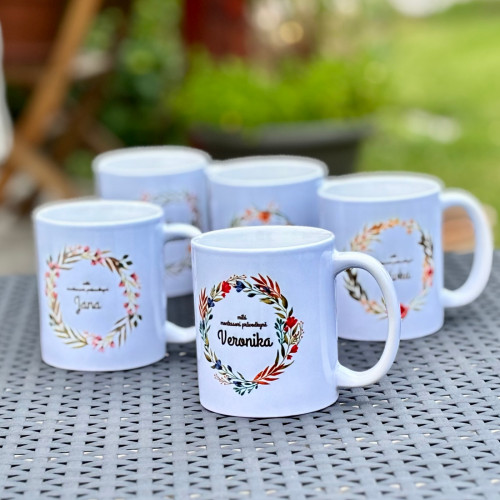 Hrnky se jménem a květinovým motivem – zakázkový potisk