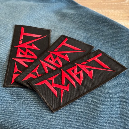 Nášivky s logem kapely Kabát – výroba textilního merchandisingu