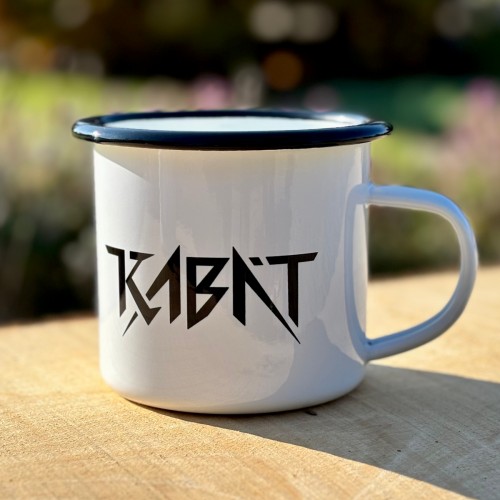 Plecháčky s černým lemem pro kapelu Kabát – potisk hrnků pro merchandising