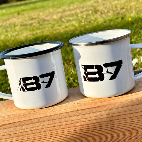 Plecháčky s logem závodu B7 – zakázkový potisk hrnků a reklamních předmětů