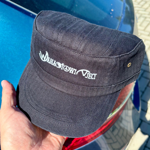 Potisk kšiltovek pro Wanastowi Vjecy – reklamní textil a merch kapely