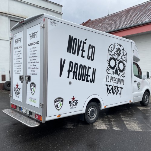 Propagační polep nákladního vozu pro podzimní turné kapely KABÁT